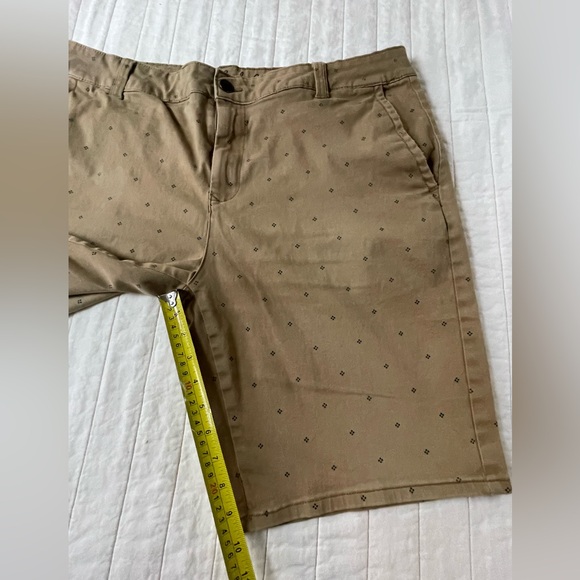 Empyre Tan Patterned Flat Front Shorts 36 - Picture 3 of 6